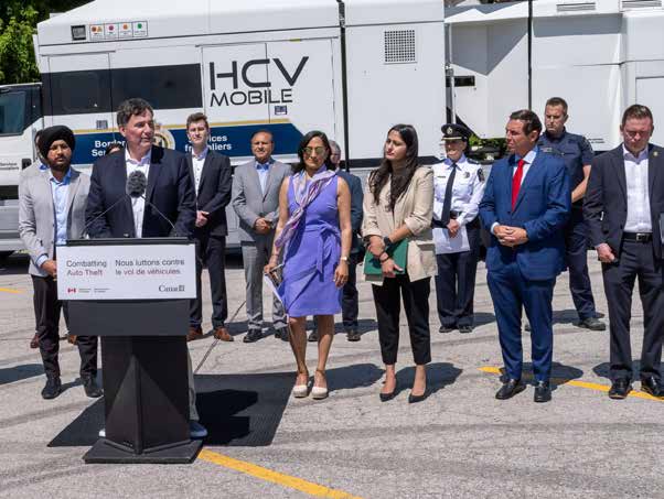 Announcement in front of a mobile X-ray container scanner